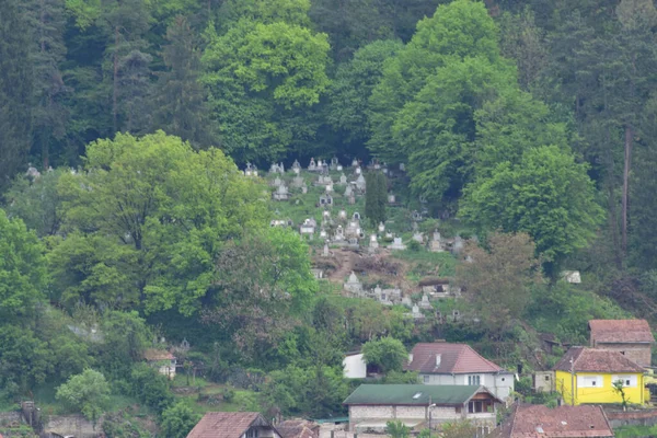 山上的教堂坟场由于古老的墓碑而成为旅游胜地 但也位于教堂附近 由特殊的风景 森林和绿草组成 — 图库照片