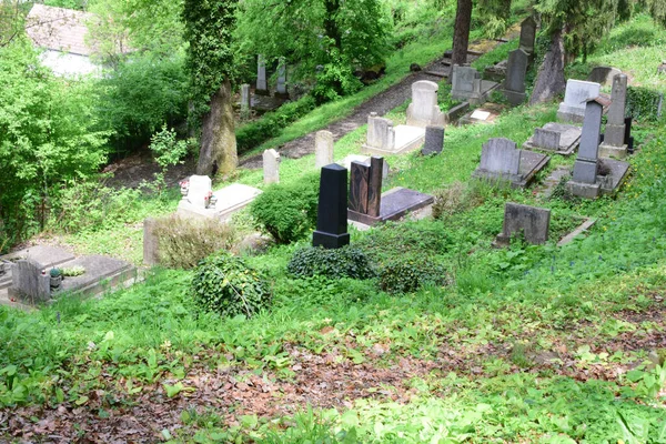Tepedeki Kilise Mezarlığı Eski Mezar Taşları Nedeniyle Turistik Bir Yer — Stok fotoğraf