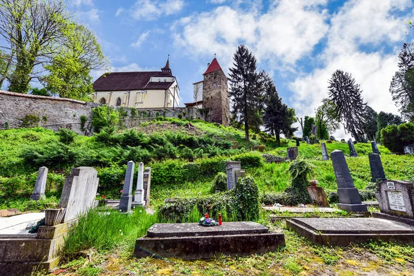 Tepedeki Kilise Mezarlığı Eski Mezar Taşları Nedeniyle Turistik Bir Yer — Stok fotoğraf