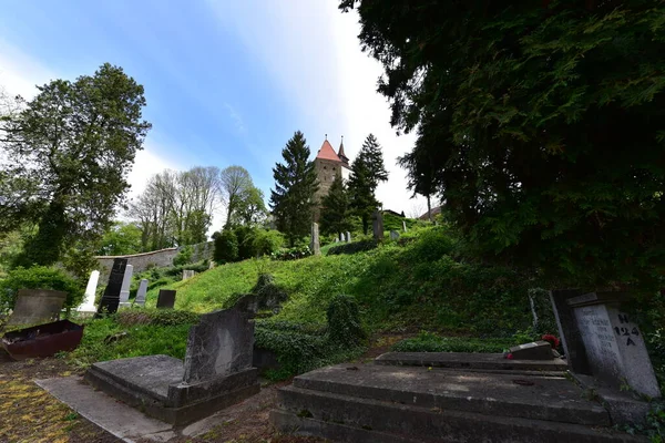 Cmentarz Kościelny Wzgórzu Jest Atrakcja Turystyczna Względu Stare Nagrobki Ale — Zdjęcie stockowe