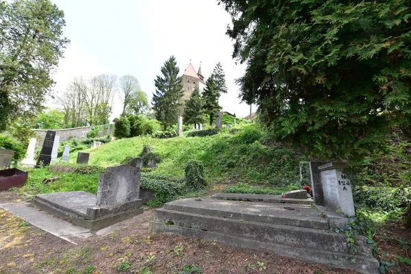 Cmentarz Kościelny Wzgórzu Jest Atrakcja Turystyczna Względu Stare Nagrobki Ale — Zdjęcie stockowe