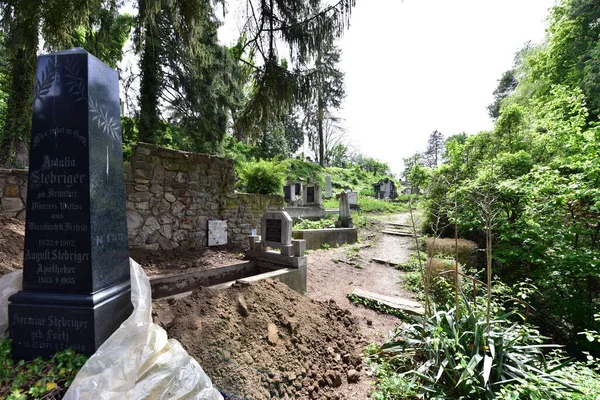 Cementerio Iglesia Colina Una Atracción Turística Debido Las Lápidas Antiguas —  Fotos de Stock