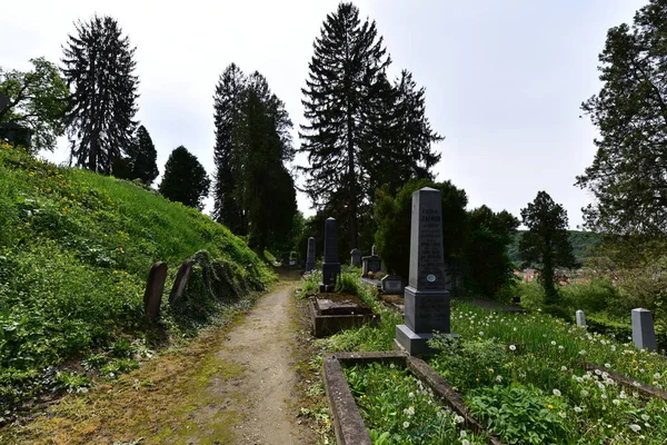 Cementerio Iglesia Colina Una Atracción Turística Debido Las Lápidas Antiguas — Foto de Stock