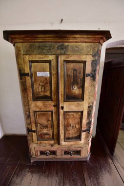 Sighisoara 'dan gelen ortaçağ mobilyaları farklı ormanlarda, köknar, kayın, meşe ve farklı renklerde yapılmış..