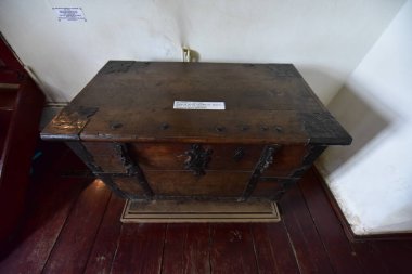 Sighisoara 'dan gelen ortaçağ mobilyaları farklı ormanlarda, köknar, kayın, meşe ve farklı renklerde yapılmış..