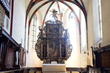 Sighisoara 'daki Katolik kilisesinde org, kemer, roma rozeti, İsa ve Romen askerlerin heykeli olan çan kulesi askeri mimari kadar önemli katolik bir atmosferde.