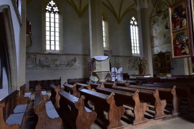 Sighisoara 'daki Katolik kilisesinde org, kemer, roma rozeti, İsa ve Romen askerlerin heykeli olan çan kulesi askeri mimari kadar önemli katolik bir atmosferde.