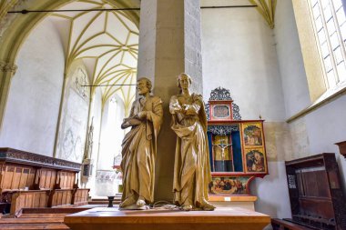 Sighisoara 'daki Katolik kilisesinde org, kemer, roma rozeti, İsa ve Romen askerlerin heykeli olan çan kulesi askeri mimari kadar önemli katolik bir atmosferde.