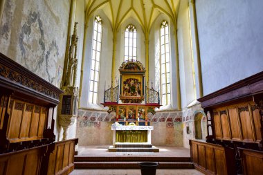 Sighisoara 'daki Katolik kilisesinde org, kemer, roma rozeti, İsa ve Romen askerlerin heykeli olan çan kulesi askeri mimari kadar önemli katolik bir atmosferde.