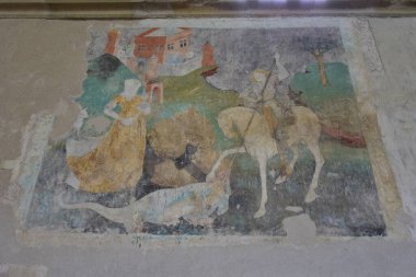 Sighisoara 'daki Katolik kilisesinde org, kemer, roma rozeti, İsa ve Romen askerlerin heykeli olan çan kulesi askeri mimari kadar önemli katolik bir atmosferde.