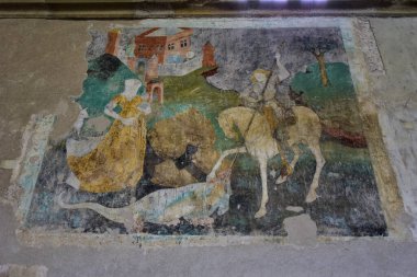 Sighisoara 'daki Katolik kilisesinde org, kemer, roma rozeti, İsa ve Romen askerlerin heykeli olan çan kulesi askeri mimari kadar önemli katolik bir atmosferde.