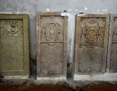 Sighisoara 'daki Katolik kilisesinde org, kemer, roma rozeti, İsa ve Romen askerlerin heykeli olan çan kulesi askeri mimari kadar önemli katolik bir atmosferde.