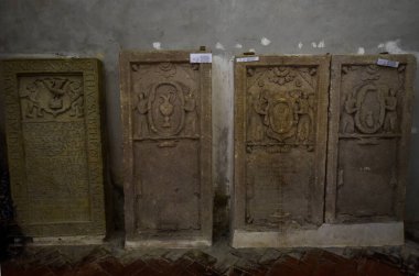 Sighisoara 'daki Katolik kilisesinde org, kemer, roma rozeti, İsa ve Romen askerlerin heykeli olan çan kulesi askeri mimari kadar önemli katolik bir atmosferde.