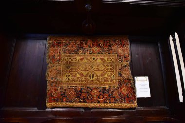 Sighisoara 'daki Katolik kilisesinde org, kemer, roma rozeti, İsa ve Romen askerlerin heykeli olan çan kulesi askeri mimari kadar önemli katolik bir atmosferde.