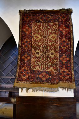 Sighisoara 'daki Katolik kilisesinde org, kemer, roma rozeti, İsa ve Romen askerlerin heykeli olan çan kulesi askeri mimari kadar önemli katolik bir atmosferde.