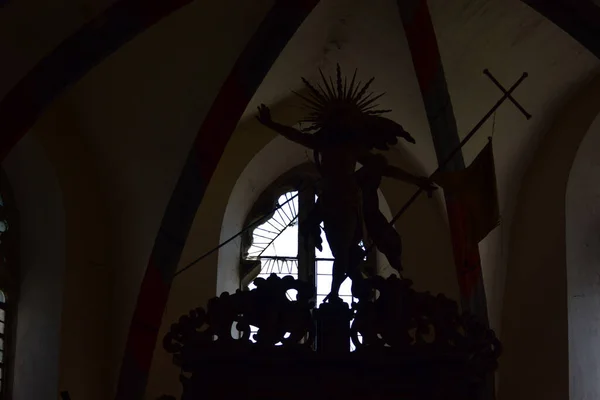 Внутри Католической Церкви Сигишоары Органом Арками Римскими Розетками Колокольней Статуями — стоковое фото