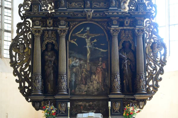 Sighisoara 'daki Katolik kilisesinde org, kemer, roma rozeti, İsa ve Romen askerlerin heykeli olan çan kulesi askeri mimari kadar önemli katolik bir atmosferde.