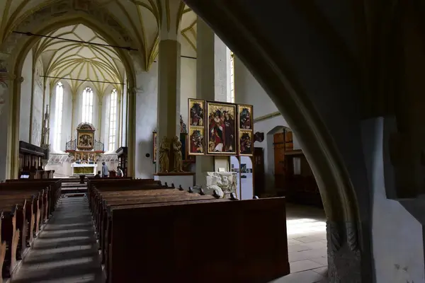 Wewnątrz Kościoła Katolickiego Sighisoara Organami Łukami Rzymskimi Rozetami Dzwonnicą Posągami — Zdjęcie stockowe