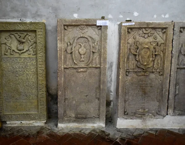 Sighisoara 'daki Katolik kilisesinde org, kemer, roma rozeti, İsa ve Romen askerlerin heykeli olan çan kulesi askeri mimari kadar önemli katolik bir atmosferde.