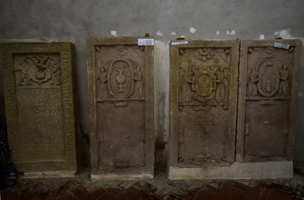 Sighisoara 'daki Katolik kilisesinde org, kemer, roma rozeti, İsa ve Romen askerlerin heykeli olan çan kulesi askeri mimari kadar önemli katolik bir atmosferde.