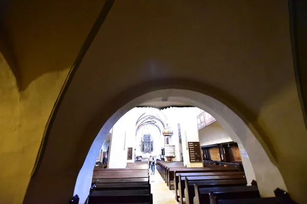 Dentro Igreja Católica Sighisoara Com Órgão Arcos Rosetas Romanas Torre — Fotografia de Stock