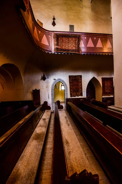 Binnen Katholieke Kerk Van Sighisoara Met Orgel Bogen Romeinse Rozetten — Stockfoto