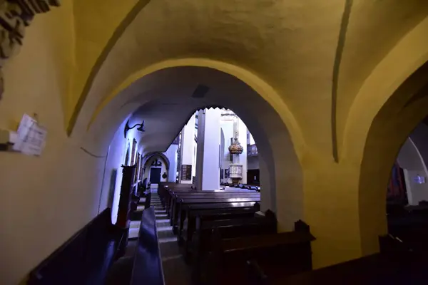 Binnen Katholieke Kerk Van Sighisoara Met Orgel Bogen Romeinse Rozetten — Stockfoto