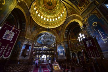 Ortodoks kilisesinin içinde, sundurma, narthex, nave, kule, apse, sunak, kemer, kasa, kubbe, kirişler, sütunlar, duvarlar ve çan kulesinden oluşan kült bina, Ortodoks ikonografisine özel resimlerle kaplı.