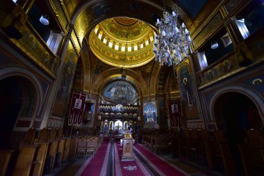 Ortodoks kilisesinin içinde, sundurma, narthex, nave, kule, apse, sunak, kemer, kasa, kubbe, kirişler, sütunlar, duvarlar ve çan kulesinden oluşan kült bina, Ortodoks ikonografisine özel resimlerle kaplı.