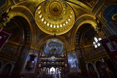 Ortodoks kilisesinin içinde, sundurma, narthex, nave, kule, apse, sunak, kemer, kasa, kubbe, kirişler, sütunlar, duvarlar ve çan kulesinden oluşan kült bina, Ortodoks ikonografisine özel resimlerle kaplı.