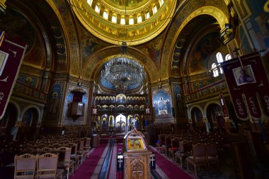 Ortodoks kilisesinin içinde, sundurma, narthex, nave, kule, apse, sunak, kemer, kasa, kubbe, kirişler, sütunlar, duvarlar ve çan kulesinden oluşan kült bina, Ortodoks ikonografisine özel resimlerle kaplı.