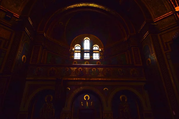 在东正教教堂内 由门廊 女神像 墙壁和钟楼组成的邪教建筑 上面布满了东正教画像 — 图库照片