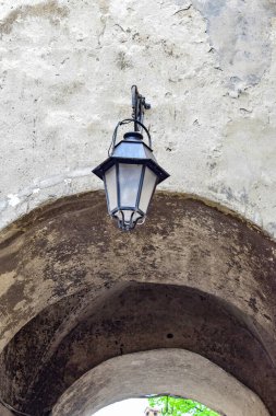 Ortaçağ feneri taşınabilir ya da tamir edilebilir, yanan bir fitilin ürettiği alevi koruyan işlenmiş demir çerçeveye yerleştirilmiş cam bir küre ile sağlanan bir aydınlatma cihazıdır..