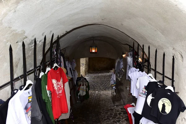 Romen hükümdar Vlad Tepes 'ten esinlenilen vampir Drakula' yı temsil eden hatıra giysileri ve anahtarlıklar, ortaçağ arabasının kabinine benzeyen bir karavanda Sighisoara kalesinde sergileniyor.