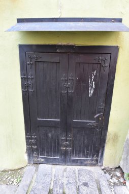 Romen ortaçağ mimari tarzı yarı dairesel kemerler, güçlendirilmiş duvarlar, mazgallı duvarlar, ahşap kepenkli pencereler, levrek yatakları, diğer kabartmalar, kale veya şehir arması ile karakterize ediliyor