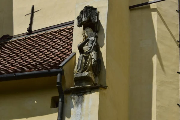ルーマニアの中世建築様式は 半円形のアーチ 要塞化された壁 木製のシャッターを備えた窓 浅浮彫 その他のレリーフ 要塞または都市の紋章が特徴である — ストック写真