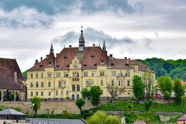 Sighisoara Kalesi 'ndeki ortaçağ binaları laik evler, tarihi anıtlar, her birinin adı, tarihi ve plaketleri Rumen İngilizcesi ve Almancası sokak ve binaları.