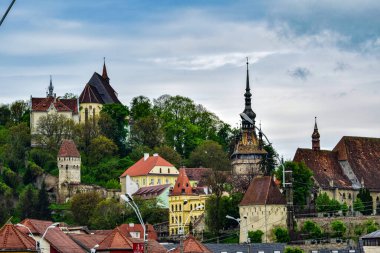 Sighisoara Kalesi 'ndeki ortaçağ binaları laik evler, tarihi anıtlar, her birinin adı, tarihi ve plaketleri Rumen İngilizcesi ve Almancası sokak ve binaları.