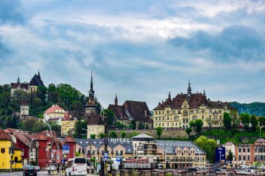 Sighisoara Kalesi 'ndeki ortaçağ binaları laik evler, tarihi anıtlar, her birinin adı, tarihi ve plaketleri Rumen İngilizcesi ve Almancası sokak ve binaları.