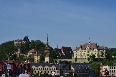 Sighisoara Kalesi 'ndeki ortaçağ binaları laik evler, tarihi anıtlar, her birinin adı, tarihi ve plaketleri Rumen İngilizcesi ve Almancası sokak ve binaları.