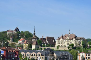 Sighisoara Kalesi 'ndeki ortaçağ binaları laik evler, tarihi anıtlar, her birinin adı, tarihi ve plaketleri Rumen İngilizcesi ve Almancası sokak ve binaları.