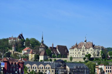 Sighisoara Kalesi 'ndeki ortaçağ binaları laik evler, tarihi anıtlar, her birinin adı, tarihi ve plaketleri Rumen İngilizcesi ve Almancası sokak ve binaları.