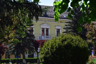 Sighisoara Kalesi 'ndeki ortaçağ binaları laik evler, tarihi anıtlar, her birinin adı, tarihi ve plaketleri Rumen İngilizcesi ve Almancası sokak ve binaları.