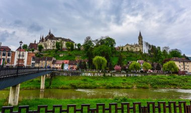 Sighisoara Kalesi 'ndeki ortaçağ binaları laik evler, tarihi anıtlar, her birinin adı, tarihi ve plaketleri Rumen İngilizcesi ve Almancası sokak ve binaları.