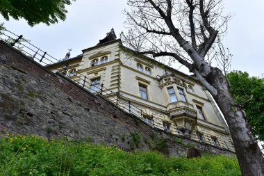 Sighisoara Kalesi 'ndeki ortaçağ binaları laik evler, tarihi anıtlar, her birinin adı, tarihi ve plaketleri Rumen İngilizcesi ve Almancası sokak ve binaları.