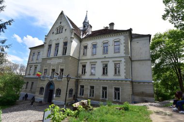 Sighisoara Kalesi 'ndeki ortaçağ binaları laik evler, tarihi anıtlar, her birinin adı, tarihi ve plaketleri Rumen İngilizcesi ve Almancası sokak ve binaları.