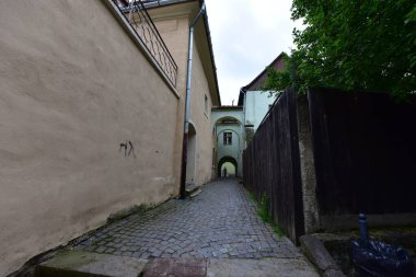 Sighisoara Kalesi 'ndeki ortaçağ binaları laik evler, tarihi anıtlar, her birinin adı, tarihi ve plaketleri Rumen İngilizcesi ve Almancası sokak ve binaları.