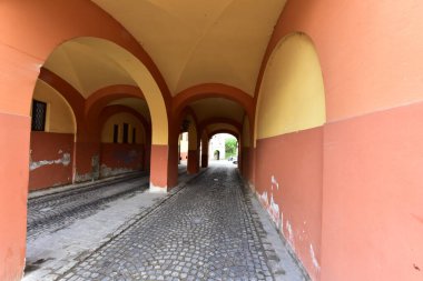 Sighisoara Kalesi 'ndeki ortaçağ binaları laik evler, tarihi anıtlar, her birinin adı, tarihi ve plaketleri Rumen İngilizcesi ve Almancası sokak ve binaları.