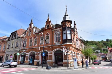 Sighisoara Kalesi 'ndeki ortaçağ binaları laik evler, tarihi anıtlar, her birinin adı, tarihi ve plaketleri Rumen İngilizcesi ve Almancası sokak ve binaları.