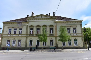 Sighisoara Kalesi 'ndeki ortaçağ binaları laik evler, tarihi anıtlar, her birinin adı, tarihi ve plaketleri Rumen İngilizcesi ve Almancası sokak ve binaları.